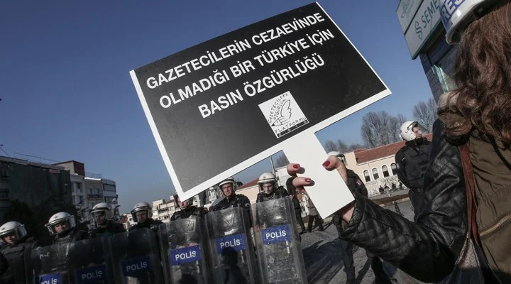 Gazeteciler basın özgürlüğü için sokağa çıkıyor